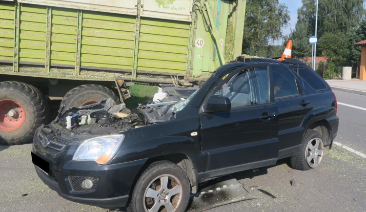 Žena narazila do odbočujícího traktoru. Jen zázrakem z nehody vyvázla s lehkým zraněním
