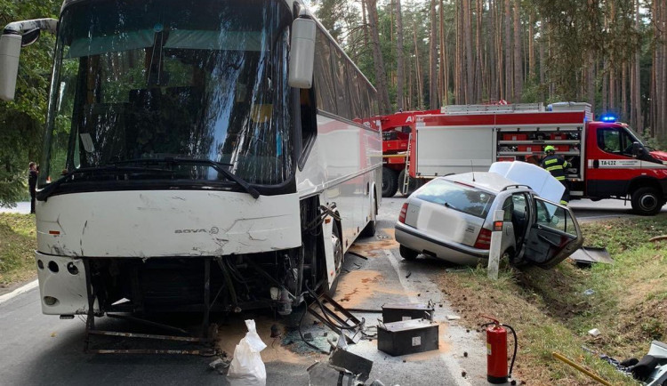 U Tábora se srazil autobus plný dětí s osobním autem. Jeden člověk zemřel