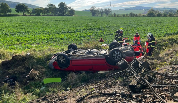 Při střetu s vlakem zemřel na Strakonicku řidič osobního auta