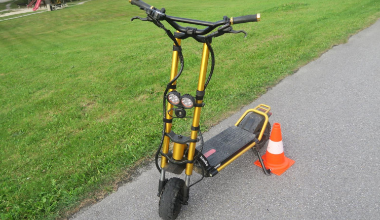 Muž se zákazem řízení havaroval na neschválené elektrokoloběžce. Z místa ujel