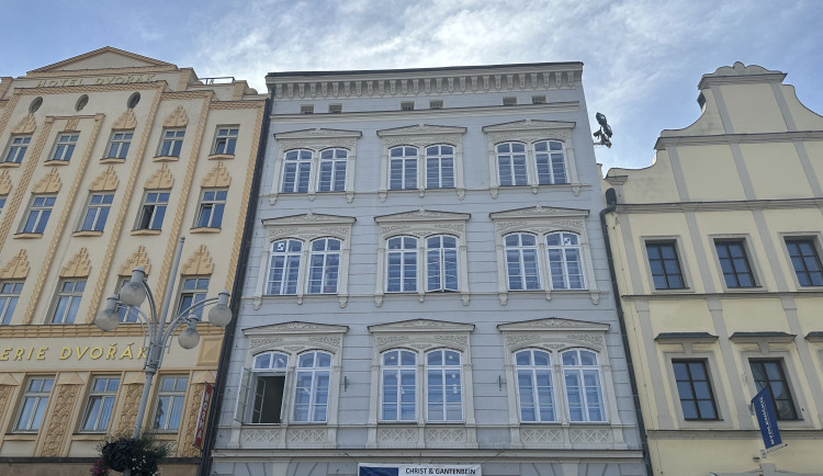 Dům umění na náměstí hostí významnou výstavu. Jeho rekonstrukci město odložilo