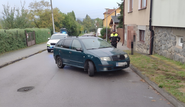 Zdrogovaný muž jel požádat o ruku svou přítelkyni. Během cesty havaroval