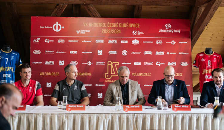 Jihostroj vstupuje do nové sezony. Poprvé se zahraničním trenérem