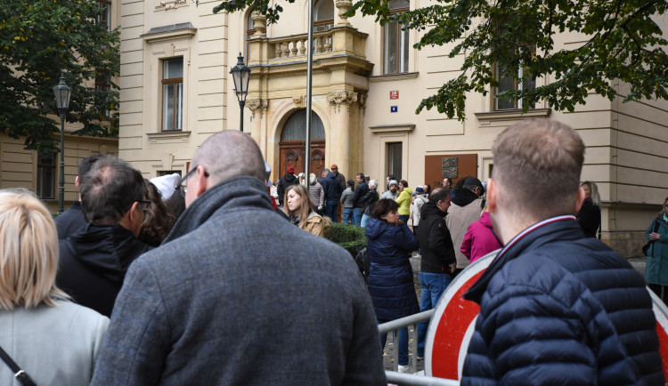 O prohlídky sídel vlády a ministerstev byl dnes velký zájem, lidé čekali v dlouhých frontách