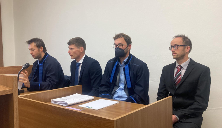 Začal soud s muži, jejichž vinou podle policie v Alpách zemřely dvě ženy. Hrozí jim šest let vězení