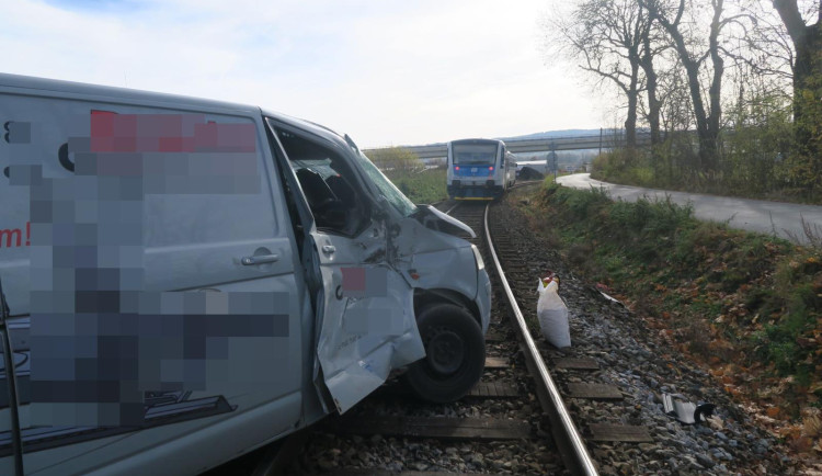 Na nezabezpečeném přejezdu se srazila dodávka s vlakem. Řidič vyvázl s lehkým zraněním
