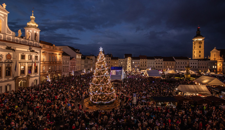 KULTURNÍ TIPY: Startuje adventní program. Rozsvítí se vánoční stromy, v Kotvě bude stand up comedy