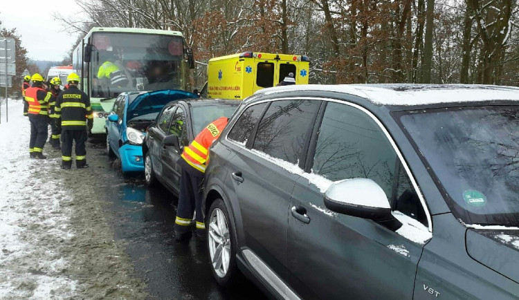 Na Chebsku havaroval autobus a čtyři auta. Při nehodě se zranily dvě děti