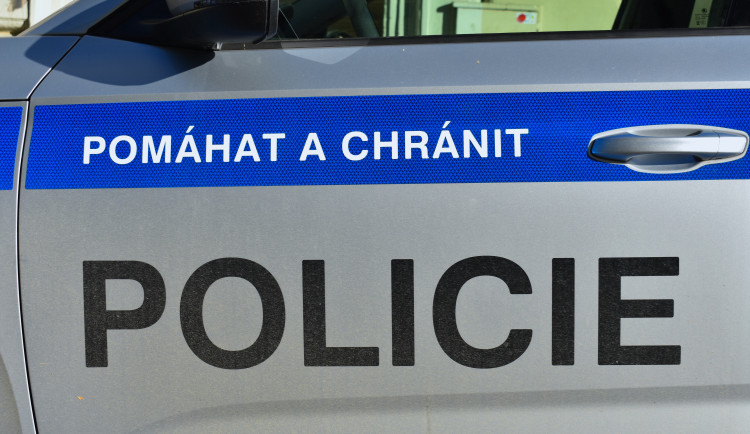 Neznámý muž měl lákat děti do auta. Oznámení se nezakládají na pravdě, uvedla policie