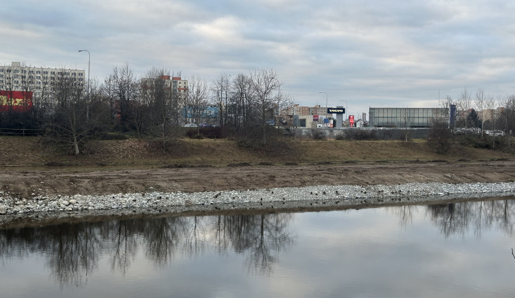 Povodí Vltavy opravuje v Budějcích břehy řeky. Hotovo by mohlo být už na jaře