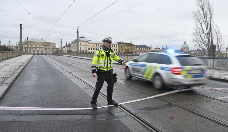 VIDEO: Ve škole v centru Prahy se střílelo. Útočník zavraždil třináct lidí