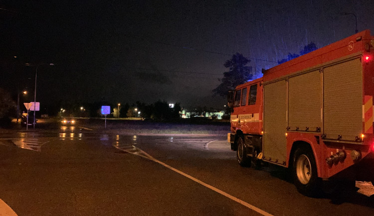 Jižní Čechy zasáhl silný vítr. Do popadaných stromů narazila auta