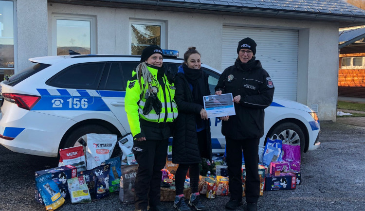 Strážníci obdarovali zvířata v útulku. Se sbírkou je spojený i zajímavý příběh