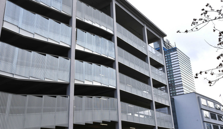 Za pár dní se otevře nový parkovací dům. Za den stání zaplatíte 60 korun