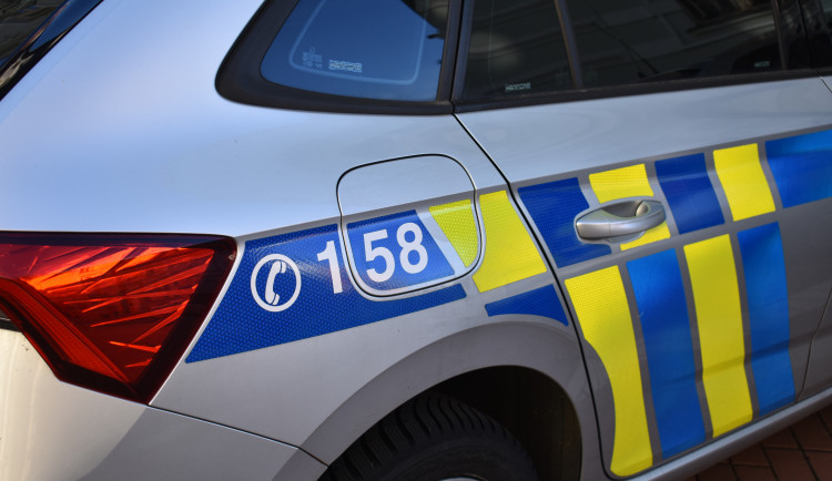 Muž vyhrožoval vystřílením pošty. Další pak stejným útokem na univerzitě. Policie oba zadržela