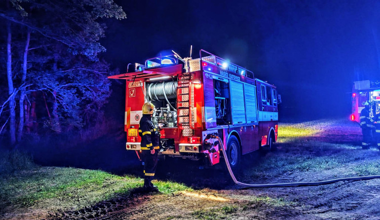 Hasiči řešili o silvestrovské noci požáry kontejnerů nebo lavičky. U Kaplice hořela stodola