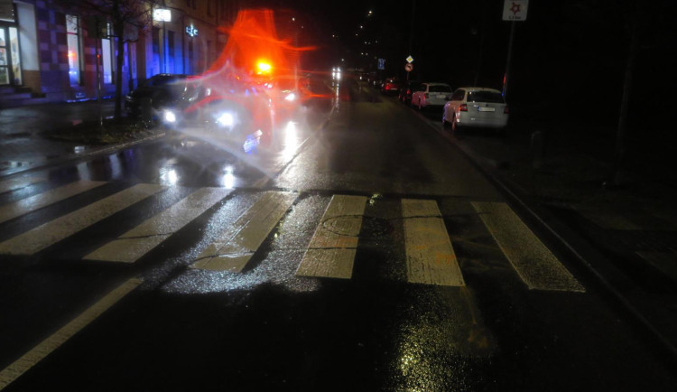 Řidička přehlédla dvojici na přechodu. Mladík skončil v péči lékařů