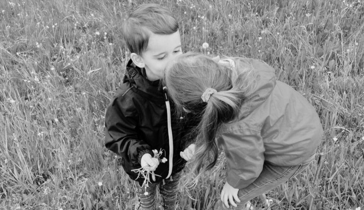 Lidé organizují sbírku pro děti, které přišly tragicky o maminku