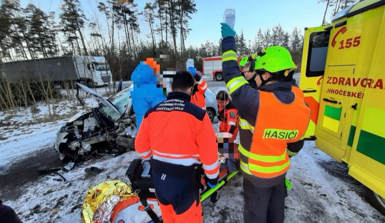 Po střetu osobního a nákladního auta zemřel na Jindřichohradecku muž