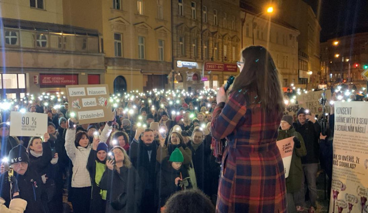 VIDEO: Lidé demonstrovali za Aničku, kterou dva roky znásilňoval otec a od soudu odešel s podmínkou