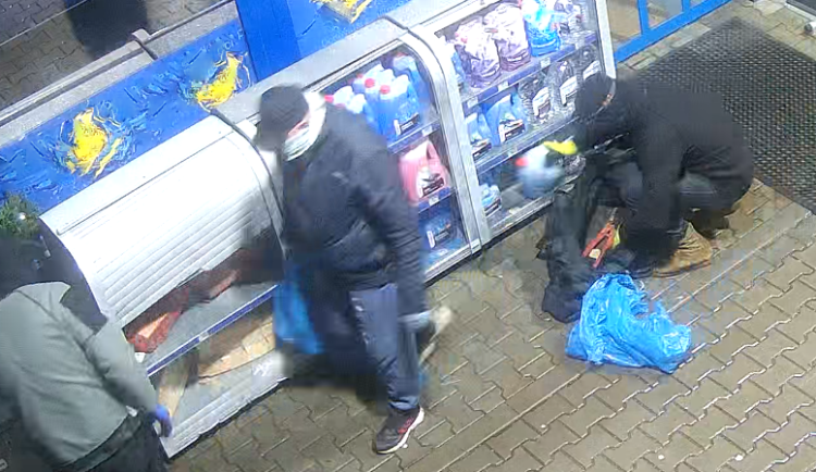 Policie pátrá po partě zlodějů. Kradli na benzinkách. Poznáváte je?