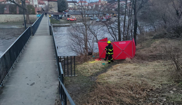 V Českém Krumlově našli ohořelé lidské tělo. Příčinu smrti policie zjišťuje