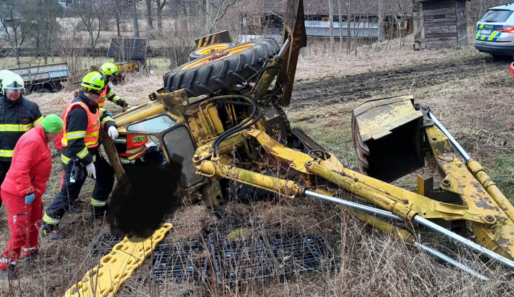 V Dětřichově se převrátil bagr. Zraněného řidiče museli vyprostit