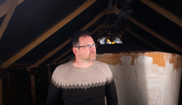 Muž si od dětství přeje obeplout svět. Na splnění snu se připravuje roky