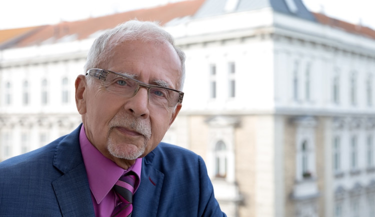 size4-size3-17061145414532-139-mam-pocitac-i-chytry-telefon-stereotyp-o-seniorovi-na-zahradce-uspesne-borim-rika-ombudsman