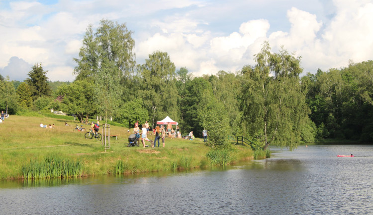 Pokročí úpravy okolí Veseckého rybníku. Povodí Labe chystá opravu hráze i odbahnění nádrže