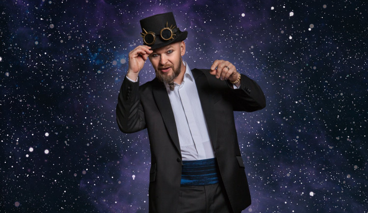 Dřív lákal na výnosné projekty, po nichž zůstali zklamaní investoři. Teď král multilevelu sází na výdělky ze stromů.