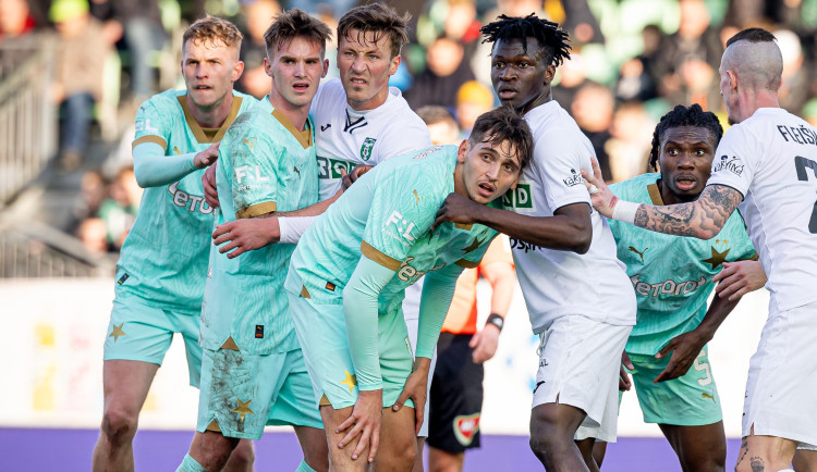 Fotbalisté Slavie vyhráli v Karviné hladce 3:0, rozhodli dvěma góly v úvodu