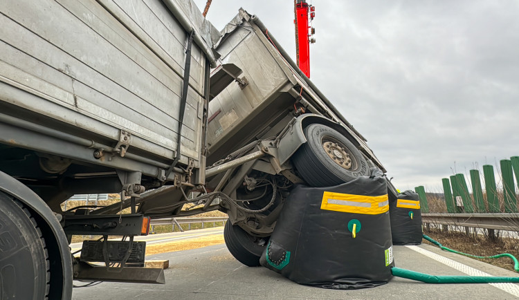 Nehoda návěsu s obilím komplikovala dopravu na D48 ve směru na Frýdek-Místek.