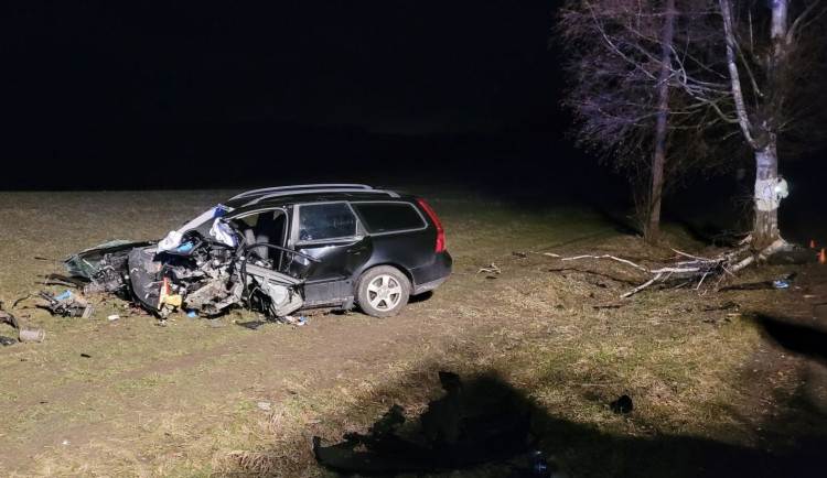 Tři lidé zemřeli při nehodách v Orlové a Novém Jičíně, auta narazila do stromů