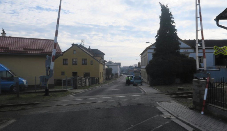 Šílený řidič přerazil závory na přejezdu. Nedokázal vysvětlit důvod