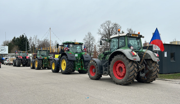 size4-17085932749284-2-zemedelci-protestuji-i-na-jihu-cech-desitky-traktoru-prijely-do-krajskeho-mesta