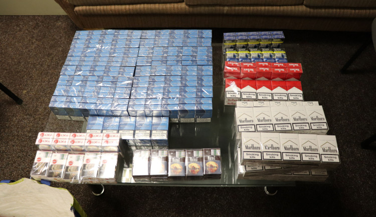 Prodával neznačené cigarety z Polska na sociálních sítích. Lapli ho celníci