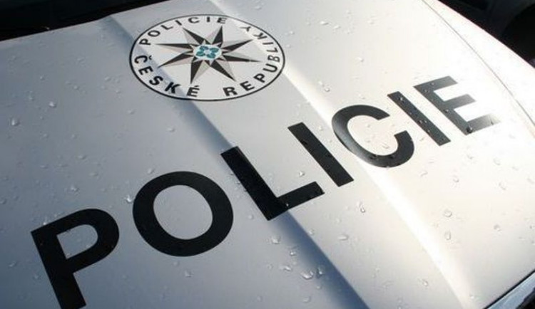 Muž přinesl údajnou munici. Policie evakuovala kavárnu a uzavřela silnice