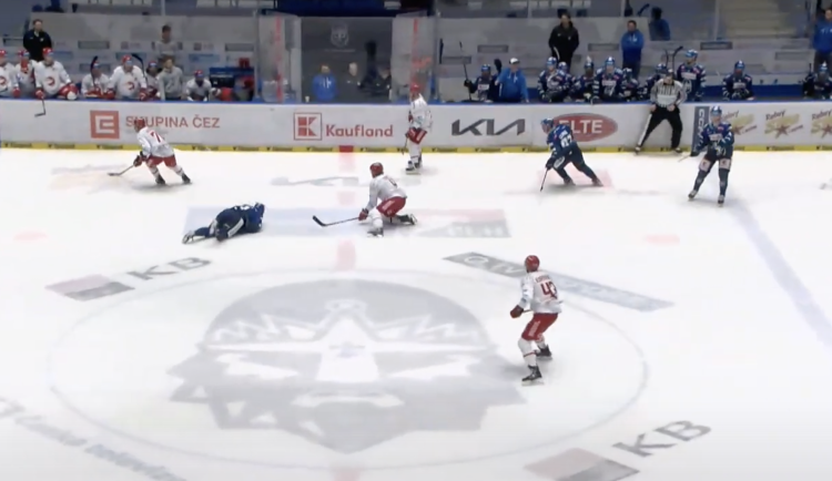 Třinečtí Voženílek a Smith dostali jednozápasové tresty za fauly v Kladně.