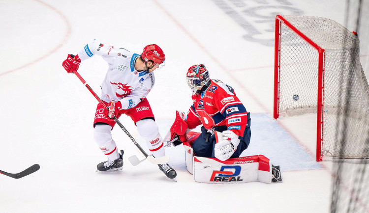 Třinec ztratil s Pardubicemi v závěru třígólový náskok, ale vyhrál po nájezdech.