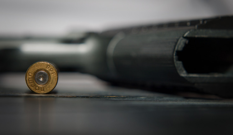 Strážníci odzbrojili pistolníka. Zbraň mu vypadla cestou v taxíku