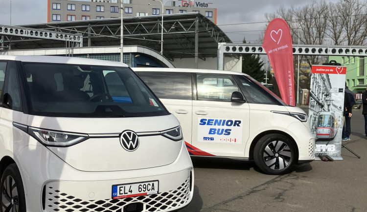 Brněnské seniorbusy mají novou elektrickou posilu. Dovezou důchodce k lékaři, na nákup i do divadla