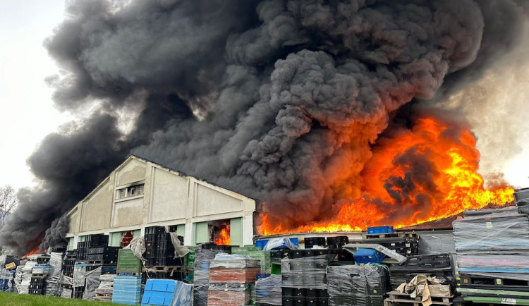 Ve Frenštátě pod Radhoštěm hoří hala, podle radnice jde o myčku vratných obalů