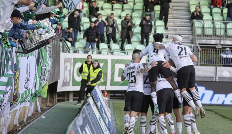 Karviná po trenérské výměně porazila Jihočechy a přenechala jim poslední místo.