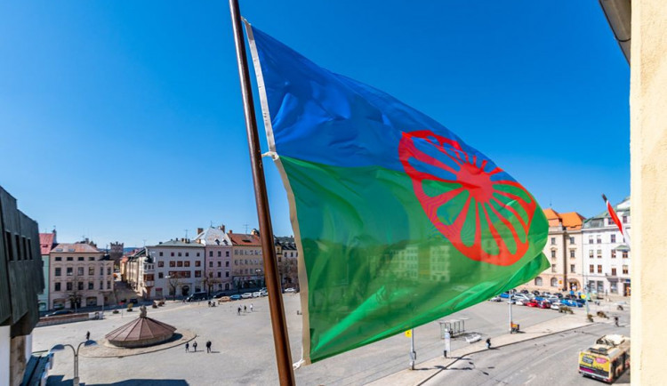 Soudy často potrestají člověka jen za barvu kůže, znělo od Romů protestujících před krajským soudem