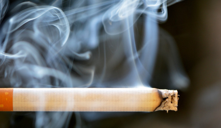 Muž v Budějcích prodával nekolkované cigarety. Zadržela ho policie