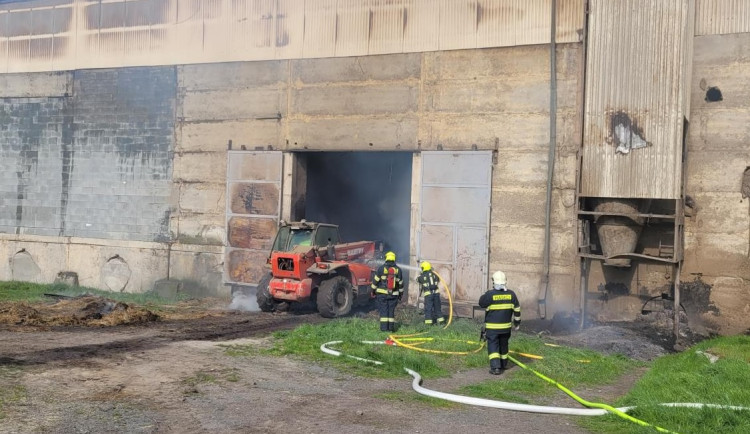 Požár haly na výrobu pelet na Bruntálsku způsobil škodu čtyři miliony korun