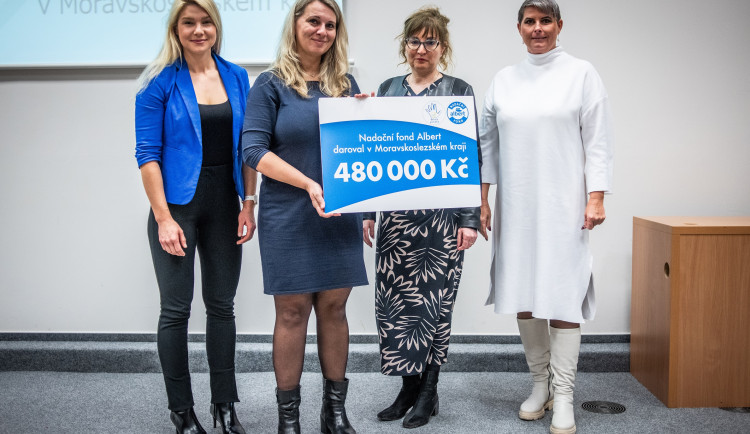 Doučování i tréninkový byt pro mladé. Nadační fond Albert rozdělil v kraji půl milionu korun.