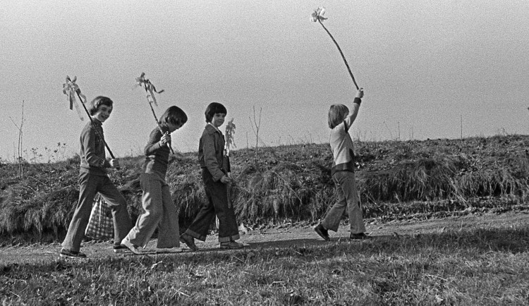 Koledovat se chodilo vždycky. S pomlázkou vyráží chlapci i děvčata