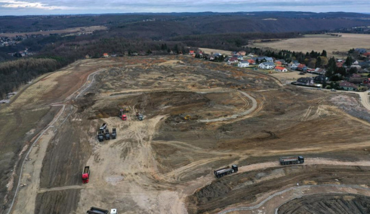 ČIŽP prošetřuje navážku odpadní zeminy v obci Trnová u Prahy.